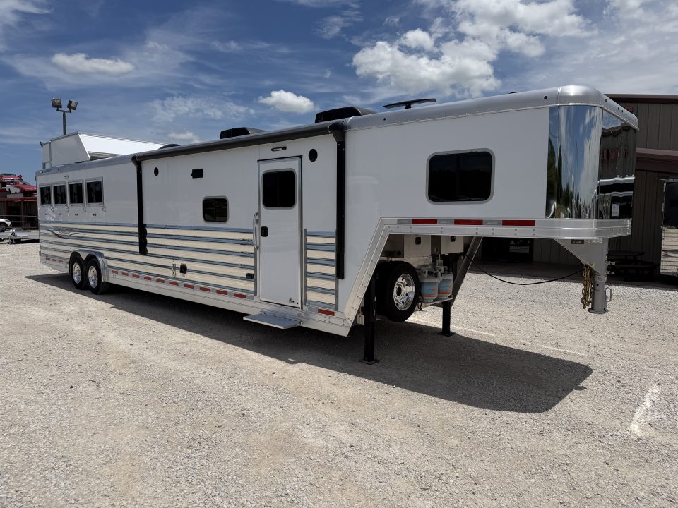 2026 Featherlite Trailers 4 Horse Living Quarters Gooseneck 9808