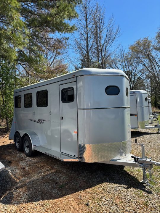 2026 Bee Chief 3 Horse w/Escape Door Fully Enclosed Bumper