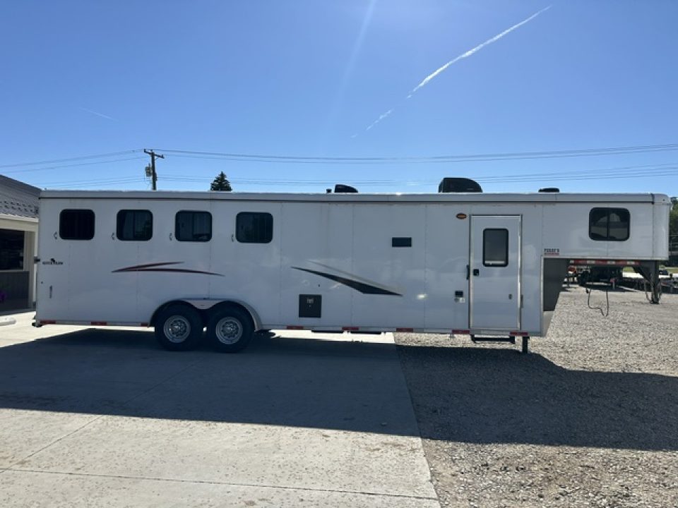 2022 Bison Trailers Living Quarter