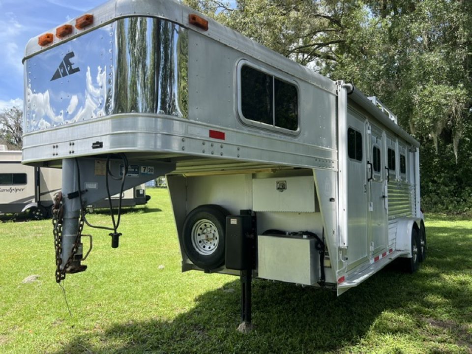 2003 Elite Trailers 3 horse w/ 6' lq and generator