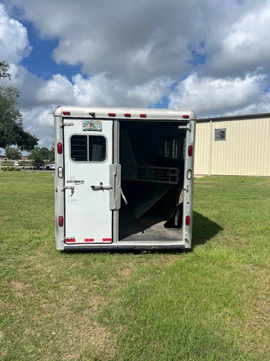 2001 Sooner 8' wide 4 horse w/ 12' lq and midtack
