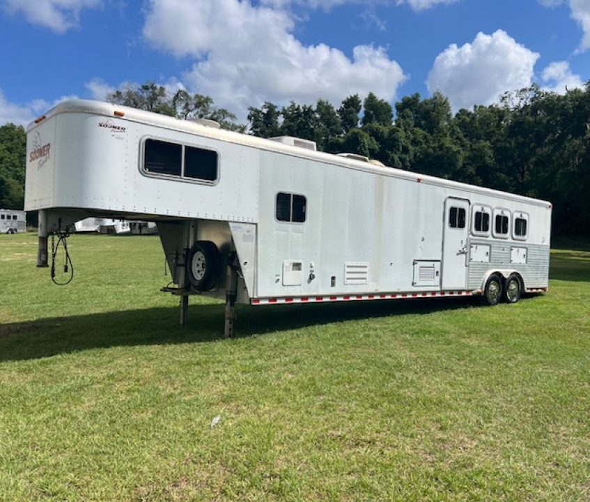 2001 Sooner 8' wide 4 horse w/ 12' lq and midtack
