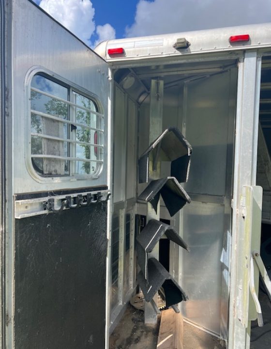 2001 Sooner 8' wide 4 horse w/ 12' lq and midtack