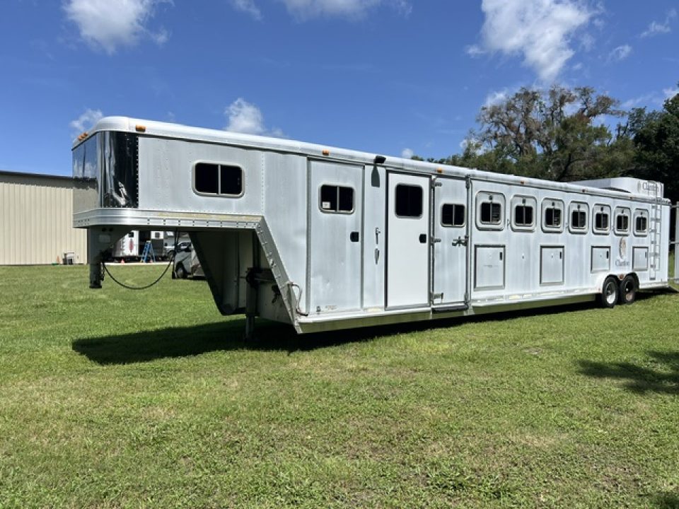 1999 Featherlite Trailers 8 horse with dressing room