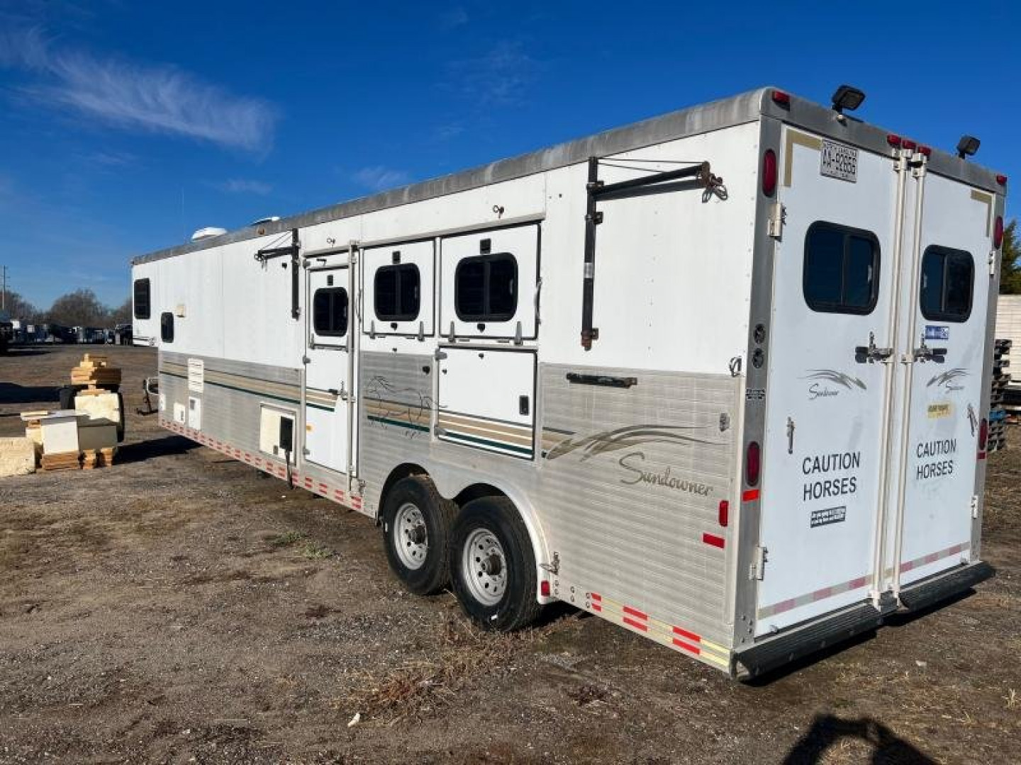 2000 Sundowner Trailers Sierra 3H 8012 LQ w/4' slant wall mid tack