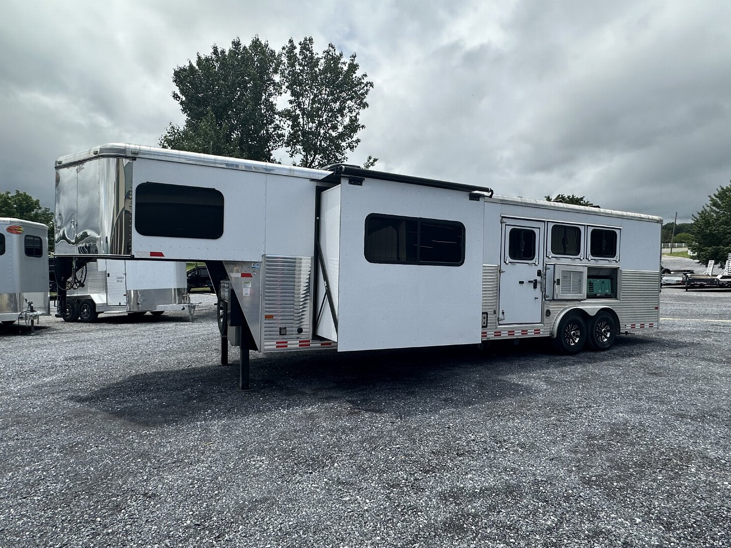 2016 Sundowner Trailers 3H 8013 LQ w/Slide Out