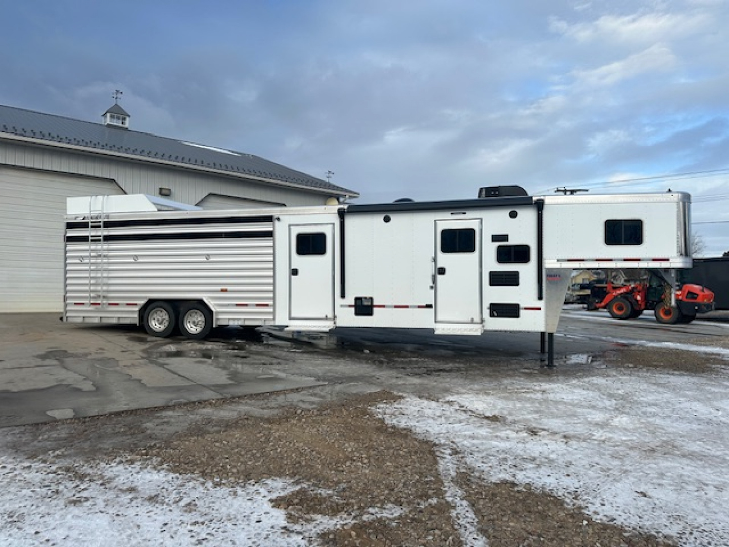 2025 Featherlite Trailers 8413 Living Quarter