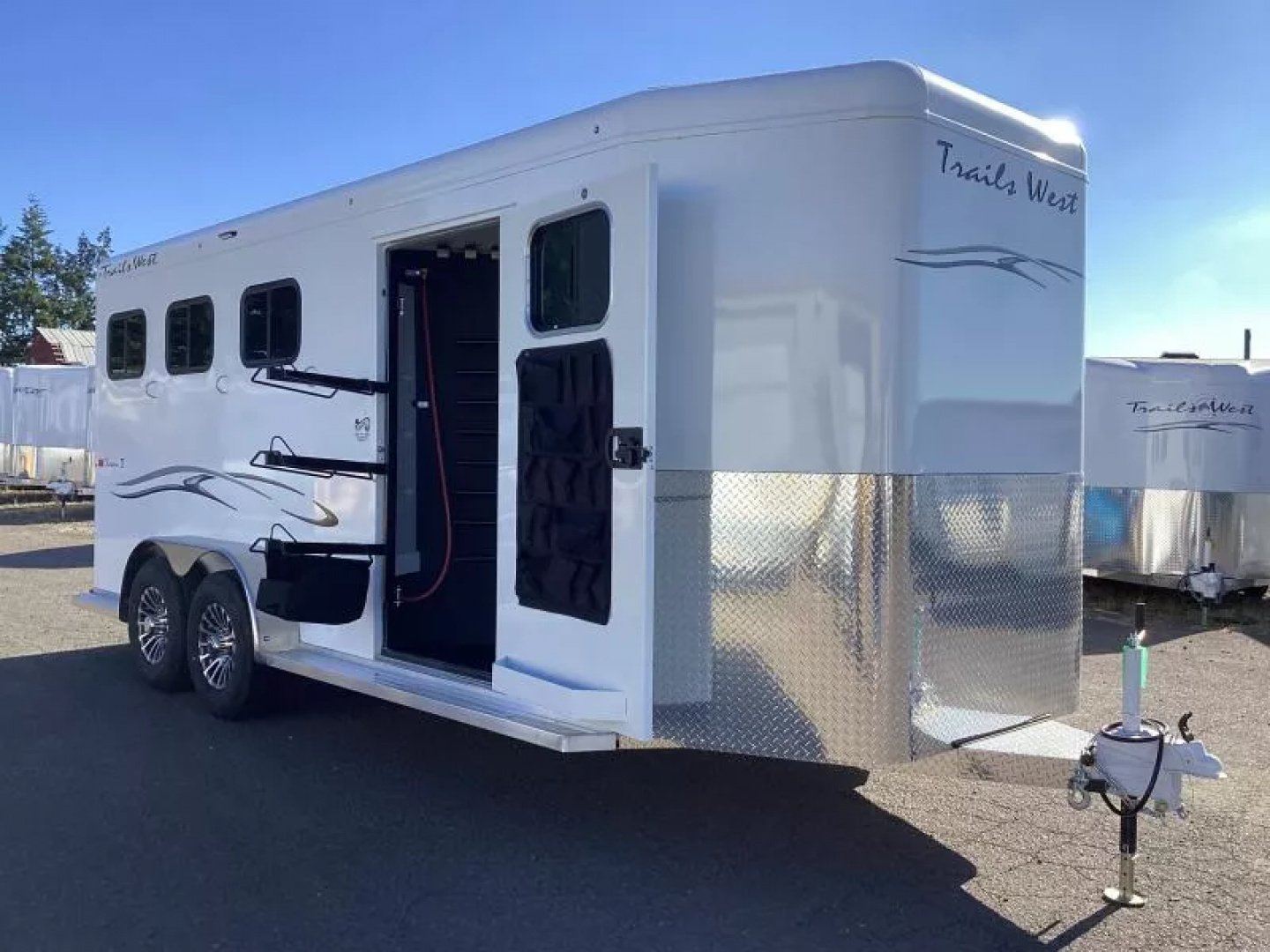 2026 3 horse Trails West Classic II 3H BP Extra Tall, Escape Door