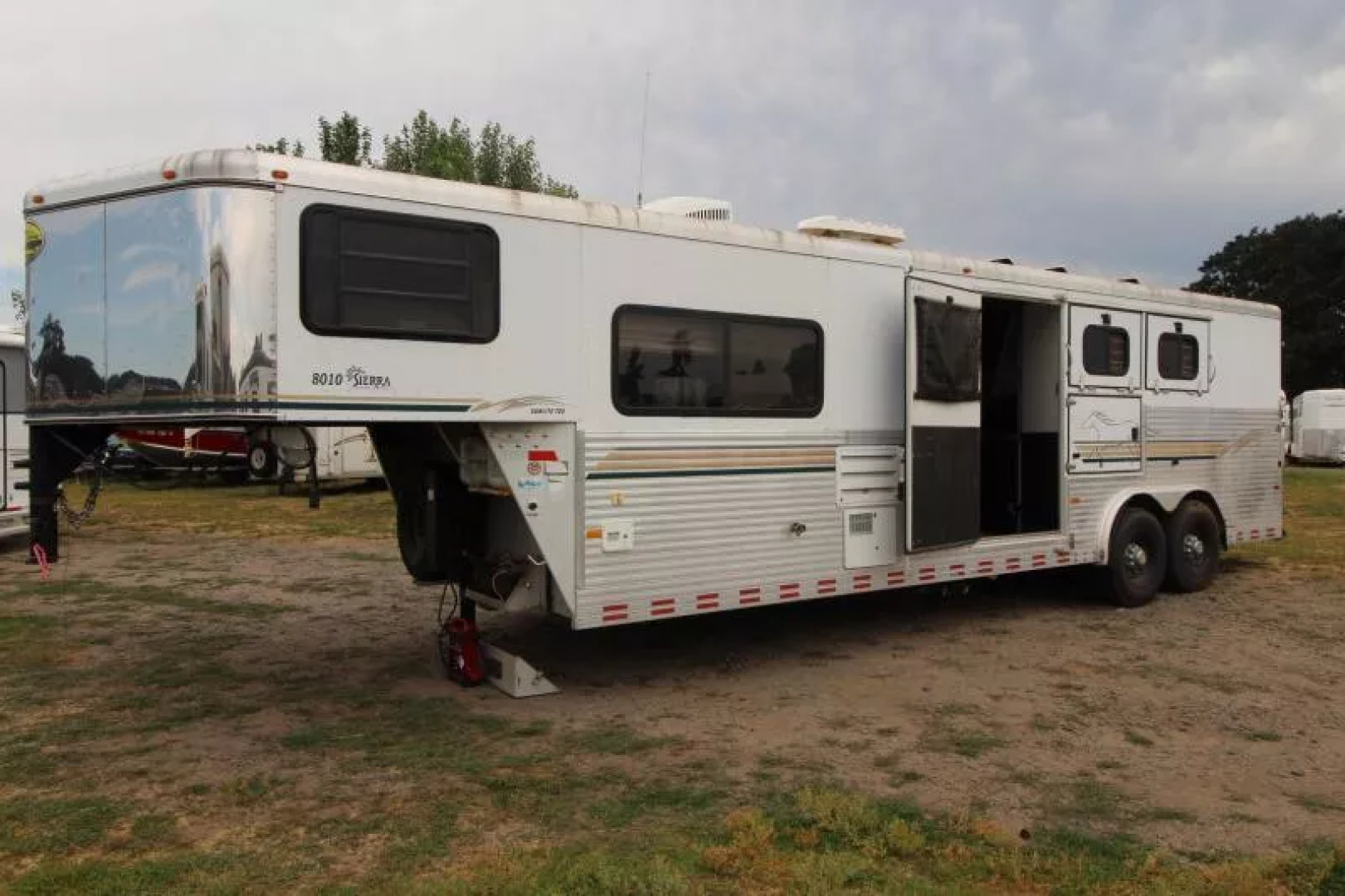 2004  horse Sundowner Trailers 8310 - 10ft Short wall Sierra Living Quarters 3 Ho